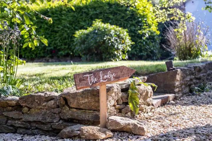 The Lodge - A Tranquil Escape Atworth Экстерьер фото