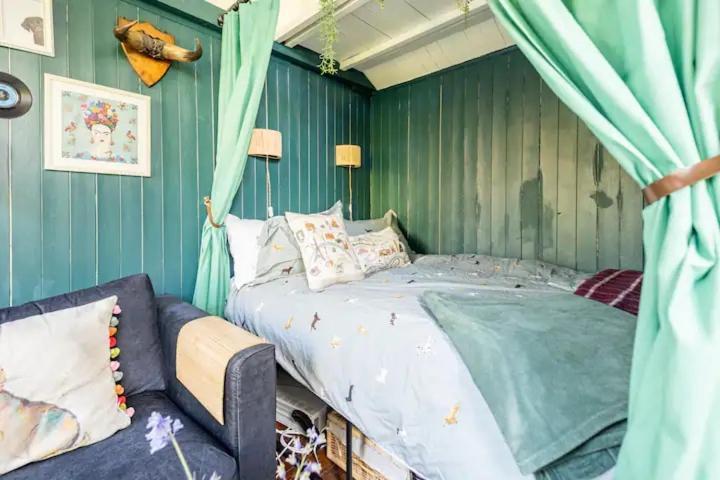The Lodge - A Tranquil Escape Atworth Экстерьер фото
